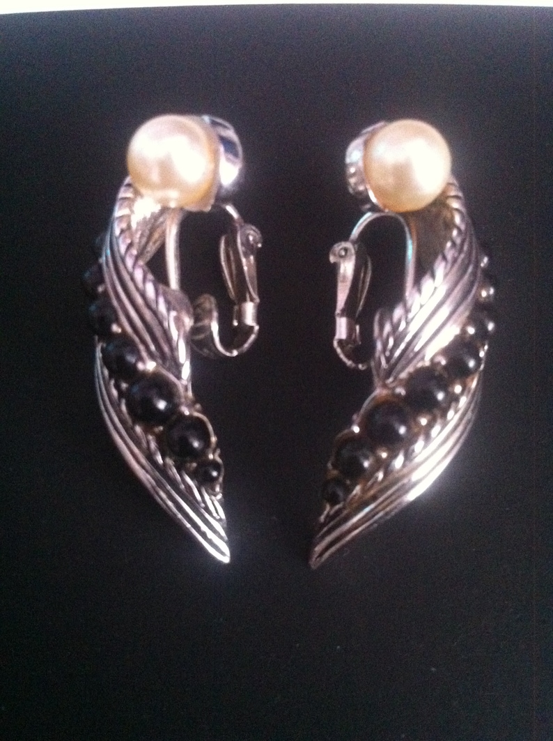 Vintage Avon Abstract Modernistic Beige /& Black Faux Mini Pearl Silver Metal Large Brooch With Matching Clip-On Earrings