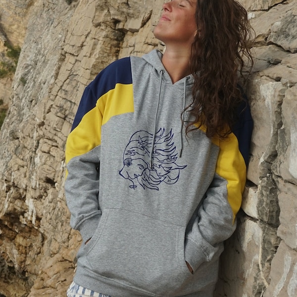 Sweatshirt Wellen Frau - Meer Muschel Segel Surfer Fische / Sweater - Hoodie Wave Woman - ocean sea sail surfing fish HANDPRINTED