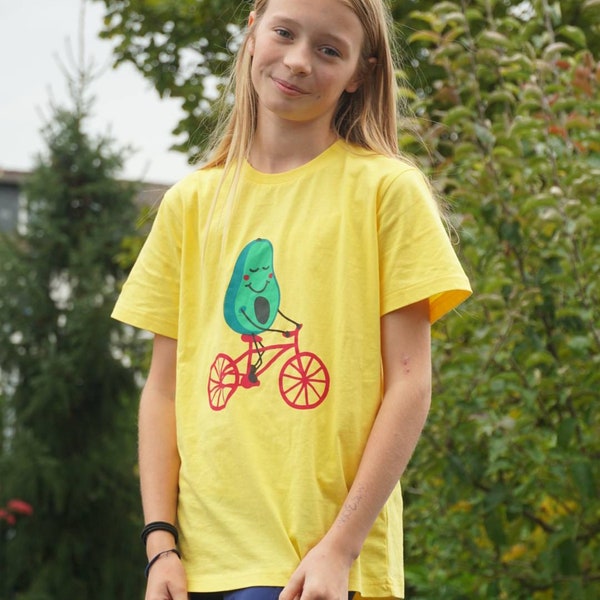 FAIRTRADE Kinder T-Shirts Avocado auf Fahrrad - gelb / kids shirt avocado on a bike - yellow HANDPRINTED