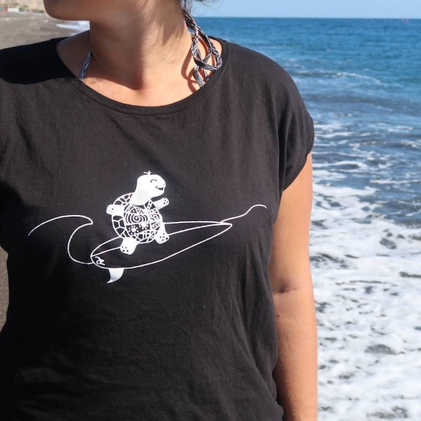 Surfing Turtle Shirt - for women / Surfende Schildkröte T-Shirt - für Frauen  / Surfen - HANDPRINTED