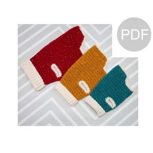 Puede incluir: Tres jerséis de crochet para perros en rojo, amarillo y azul verdoso con ribetes blancos. Los jerséis tienen un agujero para la correa del perro. PDF.