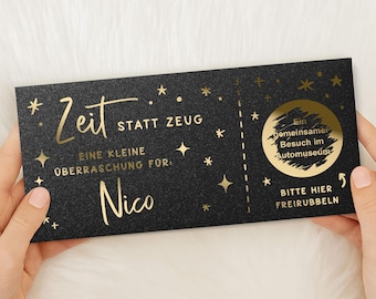 Zeit statt Zeug Rubbelgutschein personalisiert – hochwertiger Gutschein inkl. Umschlag mit Wunschname & Rubbeltext, Geschenkidee