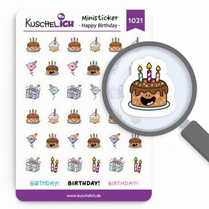 Könnte beinhalten: Ein Bogen KUSCHELICH Ministicker Happy Birthday 1021 mit illustrierten Kuchen, Luftballons und Geschenken mit Gesichtern. Eine Lupe vergrößert einen Schokoladenkuchen mit drei brennenden Kerzen und bunten Streuseln.