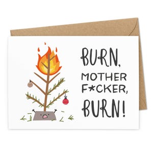 Könnte beinhalten: Humorvolle Weihnachtskarte mit einem brennenden Cartoon-Weihnachtsbaum. Der Text lautet: "BURN, MOTHER F*CKER, BURN!" Die Karte ist weiß mit einem braunen Umschlag.