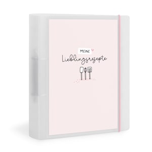 Könnte beinhalten: Ein klarer Kunststoffordner mit einem rosa Einband. Der Einband trägt die Worte "MEINE Lieblingsrezepte" und ein Herzsymbol. Der Ordner hat einen rosa Gummibandverschluss und eine einfache Illustration von Küchenutensilien.