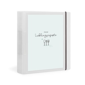 Könnte beinhalten: Ein weißer Ordner mit einem schwarzen Gummibandverschluss. Auf der Vorderseite steht in schwarzer Schrift "MEINE Lieblingsrezepte", mit kleinen Küchenutensilien-Illustrationen. Der Hintergrund ist hellblau.