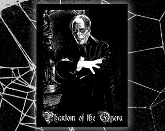 Könnte beinhalten: Schwarzweißbild des Phantom der Oper, eine maskierte Gestalt mit dramatischem Ausdruck, die einen dunklen Mantel trägt und in einer schattenhaften Umgebung steht. Der Text "Phantom of the Opera" ist in einer dekorativen Schrift unter dem Bild geschrieben.