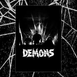 Peut inclure: Affiche noir et blanc avec un graphique de trois silhouettes debout dans une porte. Le texte "DEMONS" est imprimé en blanc sous les silhouettes.