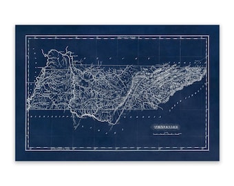Puede incluir: Un mapa azul oscuro de Tennessee con líneas blancas que detallan ríos, topografía y fronteras estatales. El mapa incluye una cuadrícula, una barra de escala y el texto TENNESSEE impreso en una fuente serif en la esquina inferior derecha.