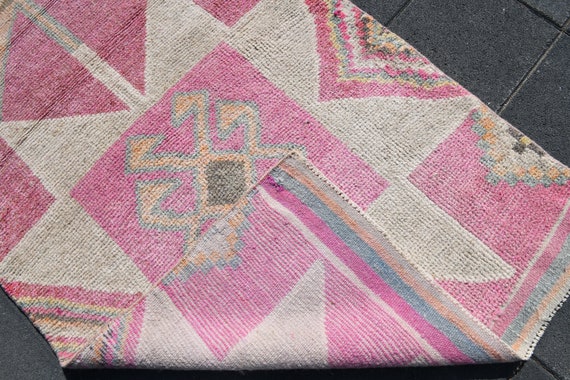 3x13インチのヴィンテージトルコ製ウシャックランナーラグ：ピンク