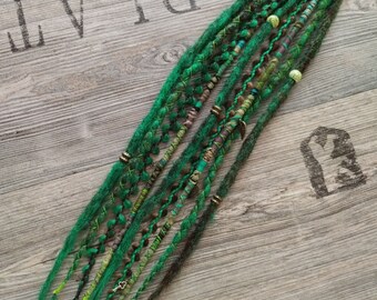 Haargummi mit Dreads und Dreadschmuck in grün braun 50 cm lang