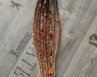 Haargummi mit Dreads und Dreadschmuck in schwarz blond ombre mit orange 52 cm lang