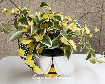 Bumblebee Centerpiece, Spring Centerpiece, Floral Centerpiece, Spring Decor, Table Centerpiece, Summer Arrangement, Bee Door Hanger