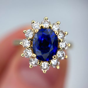 Anello in oro giallo 18k con zaffiro blu reale, GIA 1.91, con alone di diamanti, gioiello di pregio, principessa Diana, ovale, naturale, genuino, trattamento termico