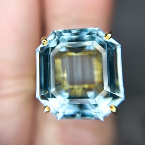 Vintage Natural 18 CT Aquamarine in Pretty 18k Yellow Gold Setting