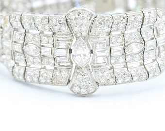 Peut inclure: Un bracelet en argent avec un motif géométrique serti de diamants étincelants.