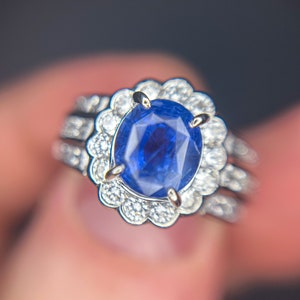 Anello con alone di diamanti naturali in platino con zaffiro blu ovale senza calore GIA 3,18 e fascia baguette a 3 file, proprietà giapponese Sri Lanka Ceylon
