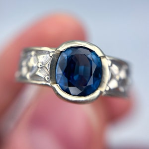 Anillo de oro blanco de 14 k con zafiro de 2 quilates