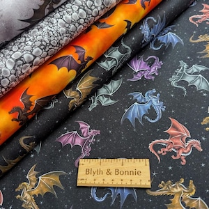 Collezione Nutex "Fuoco e Furia": Draghi su tessuto a squame di drago nero, grigio e arancione, larghezza 44 pollici.