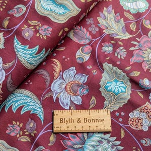 Dutch Heritage Style Druck Burgund Petrol Indischer Stil mittelschwerer Baumwollstoff, mittelschwerer Baumwollstoff von Dutch Heritage