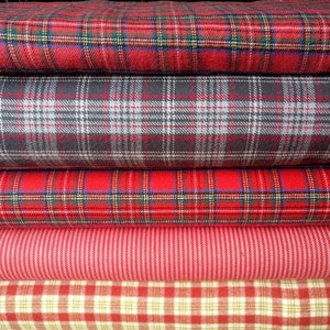 Puede incluir: Una pila de varias telas con diferentes patrones. Las capas superiores presentan diseños de cuadros rojos y negros, seguidos de un cuadro gris y blanco. Debajo hay patrones de rayas y cuadros rojos y blancos. Las telas están dobladas y apiladas.