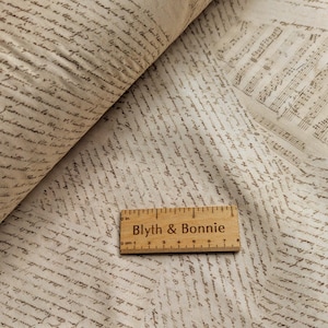 Riley Blake "Orgullo y prejuicio" Mujer consumada Jane Austen en casa Tela para escribir cartas 107" ancho reverso