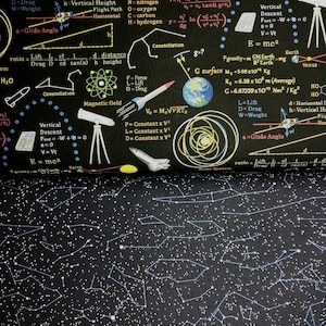 Puede incluir: Tela negra con un patrón repetido de constelaciones blancas y diagramas científicos. Los diagramas incluyen fórmulas, planetas y símbolos astronómicos. La tela tiene un fondo oscuro con texto e ilustraciones blancas.