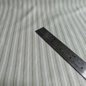 Stof Nordsø 織りソフトオリーブグリーンティッキングスタイルストライプスカンジナビアホームスパン糸染めコットン生地、幅65インチ、エコテックス規格 Nordso