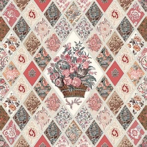 Op de afbeelding: Een witte achtergrond met een ruitpatroon van kleurrijke bloembedrukte stofvierkanten. Een mand met roze en witte bloemen bevindt zich in het midden van het patroon.