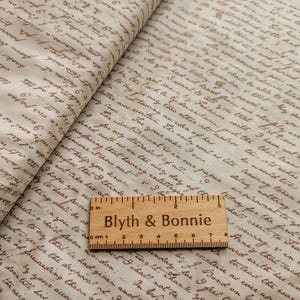 Tela para escribir cartas de Jane Austen "Jane Austen at Home" de Riley Blake, 44" de ancho
