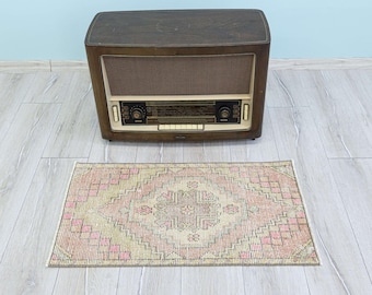 Alfombra turca de baño hecha a mano, alfombra vintage de lana antigua, alfombra pequeña turca de color claro.