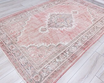 ライトピンクのヴィンテージラグ、ウシャックラグ、オーバーダイ