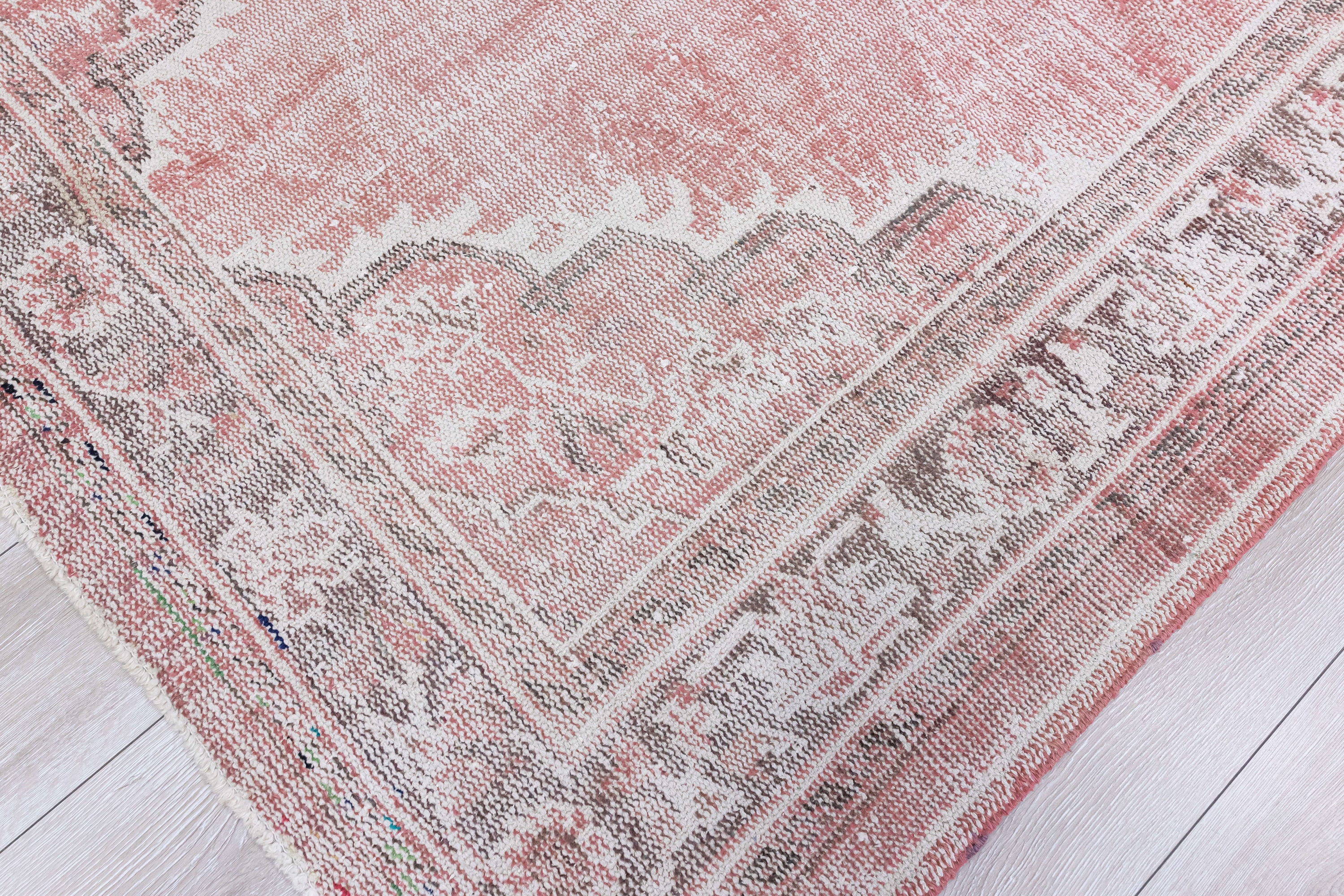 ライトピンクのヴィンテージラグ、ウシャックラグ、オーバーダイ