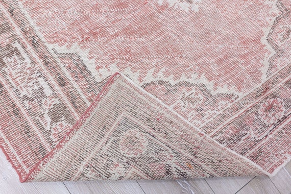 ライトピンクのヴィンテージラグ、ウシャックラグ、オーバーダイ