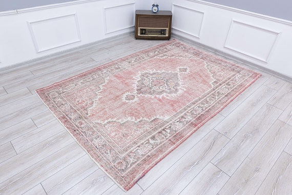 ライトピンクのヴィンテージラグ、ウシャックラグ、オーバーダイ