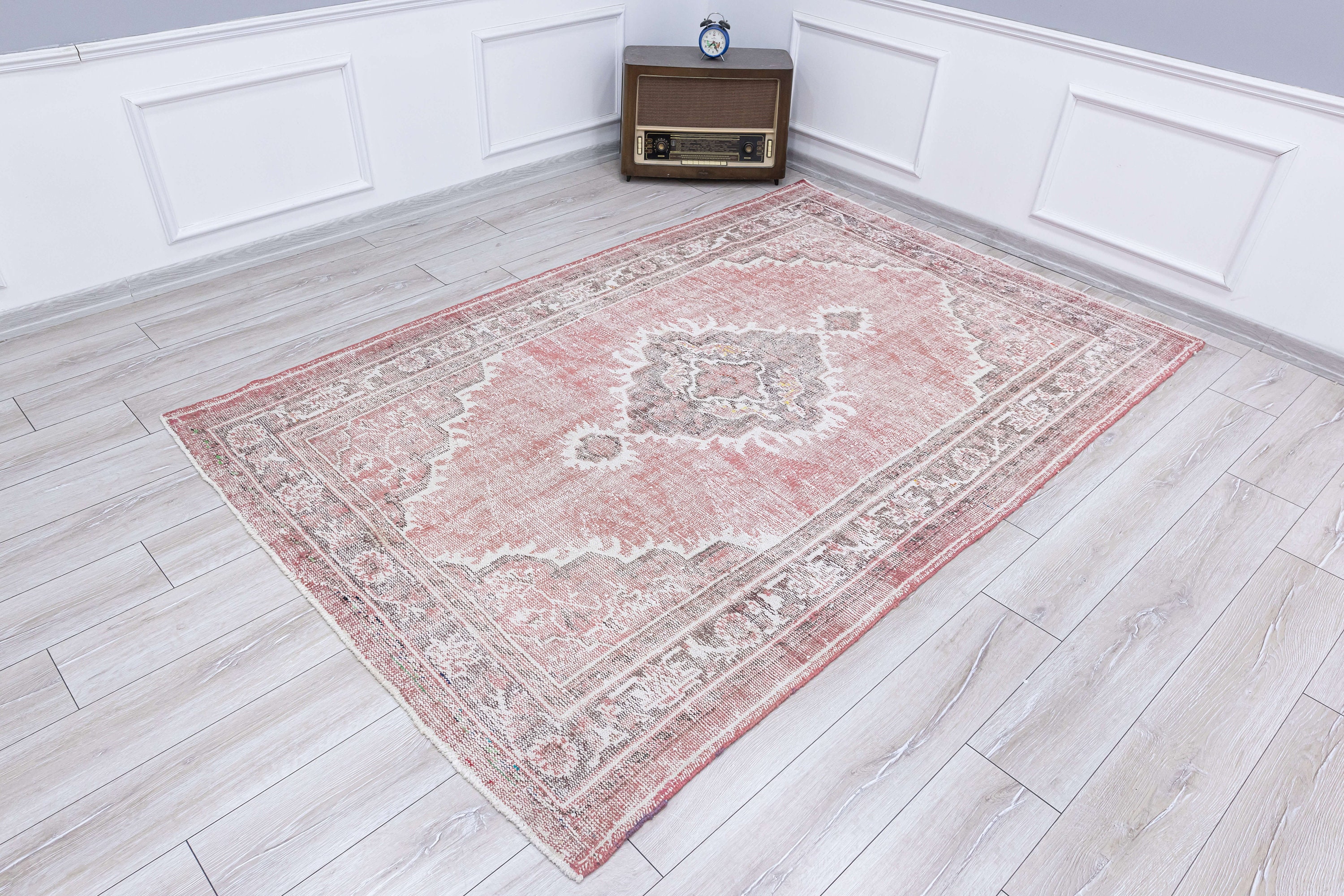 ライトピンクのヴィンテージラグ、ウシャックラグ、オーバーダイ