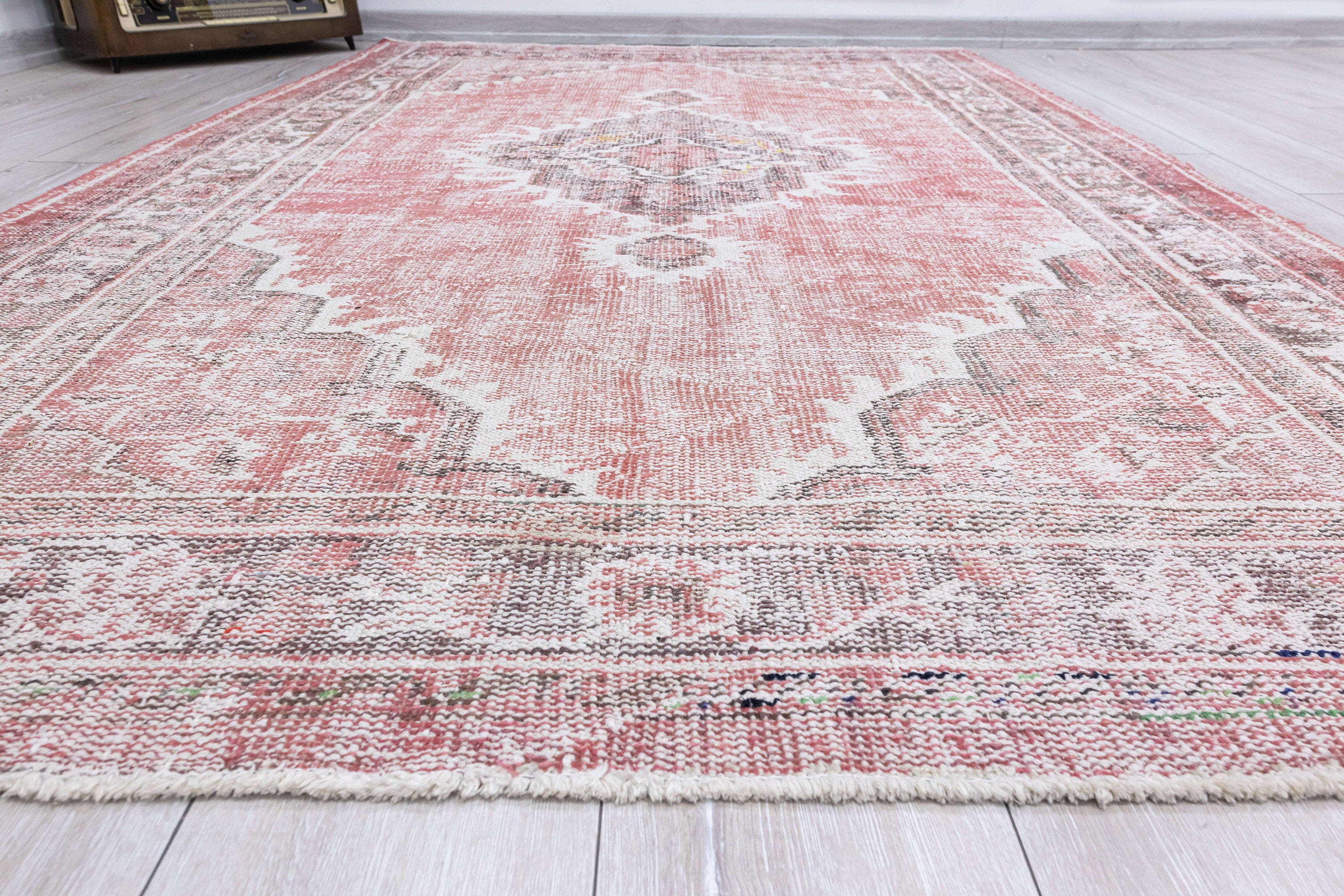 ライトピンクのヴィンテージラグ、ウシャックラグ、オーバーダイ