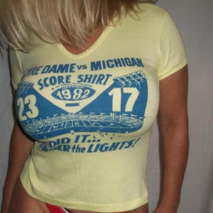 Vintage 80er Jahre Notre Dame T-Shirt kleine Damen Top 1982 Kämpfen irischen Stadion Fußball unter den Lichtern Touchdown Jesus IV spielen Damenschnitt