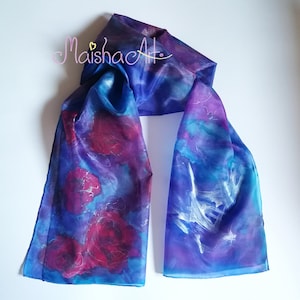 Écharpe longue en soie peinte à la main Roses et arbres, écharpe en soie unique pour femme, idées cadeaux d&#39;anniversaire, cadeaux personnalisés, écharpes fleurs roses bleues
