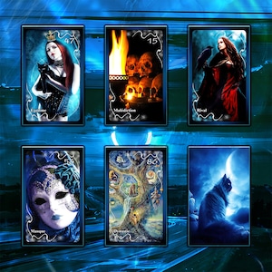 Könnte beinhalten: Sechs Tarotkarten mit dunklen, gotischen Bildern. Die Karten zeigen Illustrationen einer Frau mit einer schwarzen Katze, Schädeln mit Flammen, einer Frau mit einem Raben, einer Maskenmaske, einem Baum und einer schwarzen Katze unter einem Mond. Jede Karte hat einen Titel und eine Nummer.