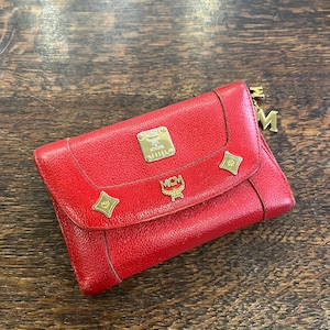 MCM Red Leder Geldbörse mit Nieten Logo Motive Medium Portemonnaie & MCM Anhänger
