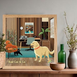 Puede incluir: Una impresión enmarcada que presenta una escena de oficina retro con un labrador amarillo y un gato negro. La impresión incluye un escritorio, una silla y el texto "Bad Cat & Co.". El perro lleva un collar rojo. La obra de arte tiene una estética vintage.