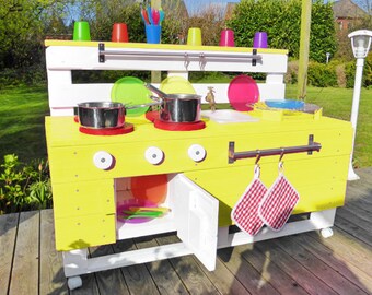 Children's kitchen wood for garden in yellow pallet furniture