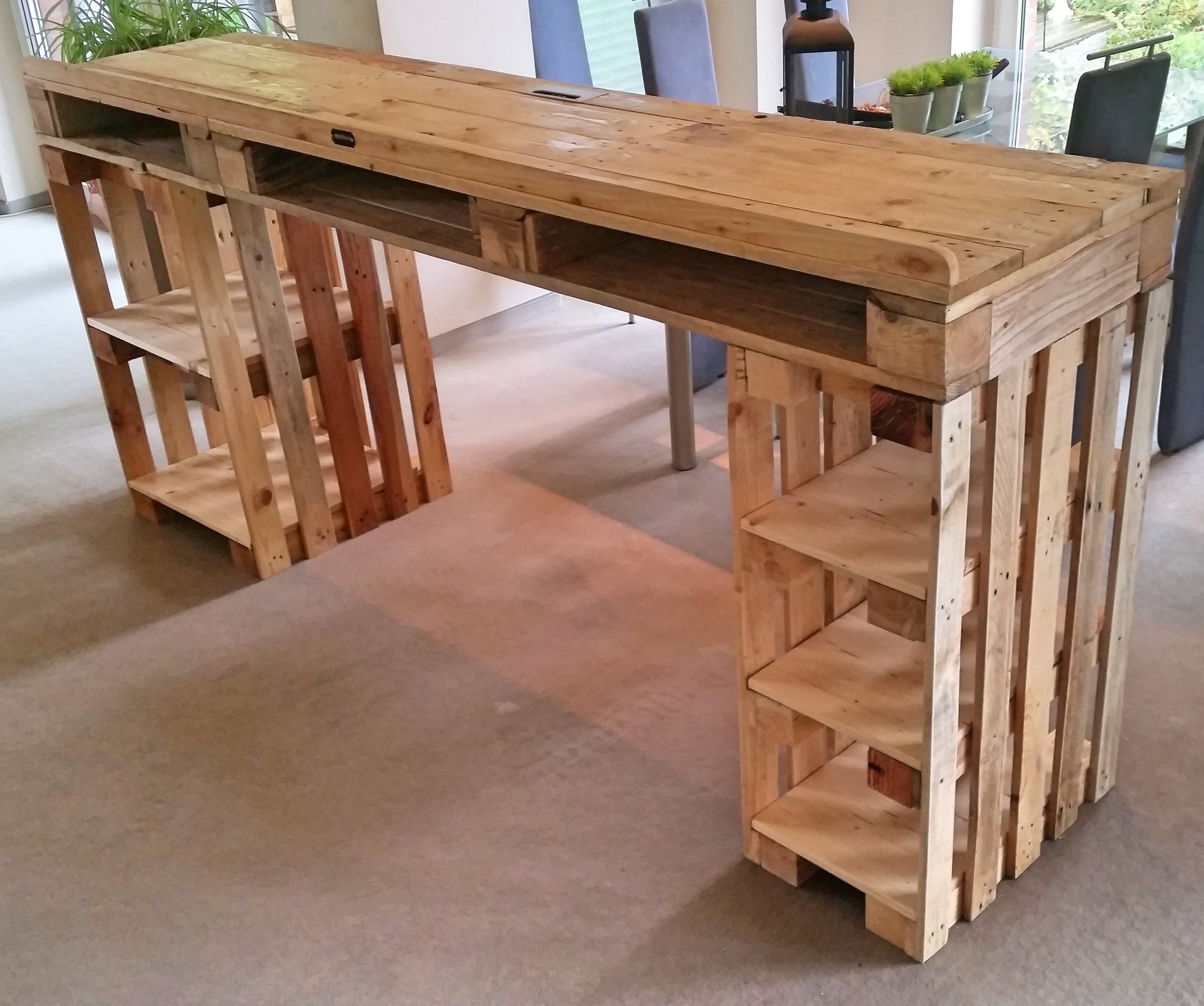 Paletten Tisch auf Rollen mit Getränkehalter  Diy wood pallet projects,  Diy interior, Pallet table