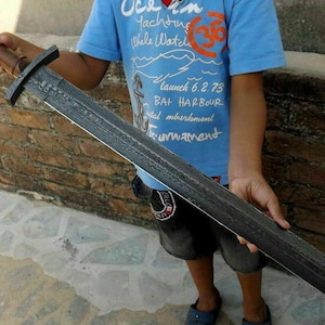 Schmied nach Maß handgefertigtes Wikingerschwert aus neuem Damaststahl, Holzgriff