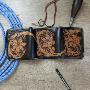 Cartera trictuada de cuero para hombres hecha a mano con diseño de herramientas de flores