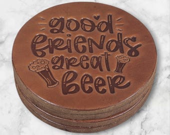 Bierdeckel aus geprägtem Leder - Good Friends, 4er Set