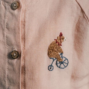 Bordado hecho a mano "Oso de circo en bicicleta" / Artículos personalizados