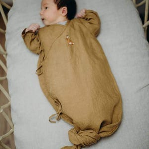 Bata de lino con nudo para bebé, pijama para bebé, traje de bienvenida para recién nacido, ropa orgánica para bebé, saco de dormir para bebé (bordado opcional)