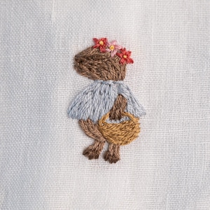 Handstickerei Capybara Blumenkorb | Kundenspezifische personalisierte Einzelteile | Optional Stickereien